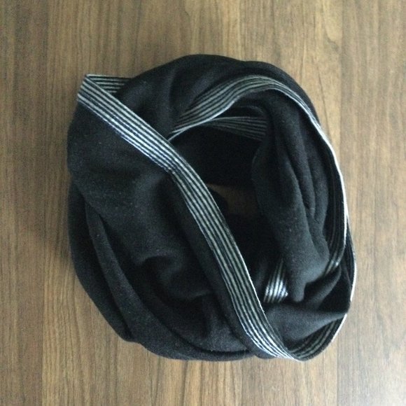 Versatile Infinity Scarf to Create Multiple Unique Looks - Picture 3 of 4